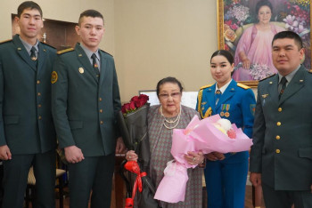 Фотография к новости: Военнослужащие поздравили певицу Бибигуль Тулегенову