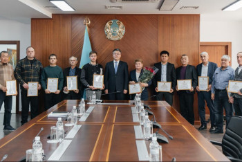 Фотография к новости: Рисковали жизнью в мороз: восстановивших водоснабжение водолазов наградили в Атырау