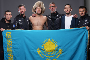 Фотография к новости: Министр туризма и спорта поздравил Шавката Рахмонова