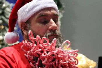 Фотография к новости: Американец прикрепил на бороду 187 леденцов и установил мировой рекорд