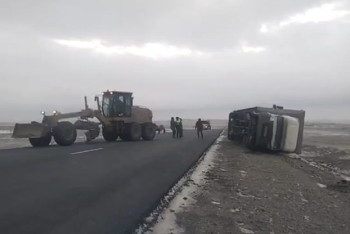 Фотография к новости: Грузовик опрокинулся и сошёл в кювет на трассе в области Абай