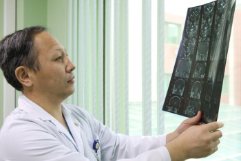 Фотография к новости: Опухоль размером с яблоко удалили из головного мозга женщины в Астане