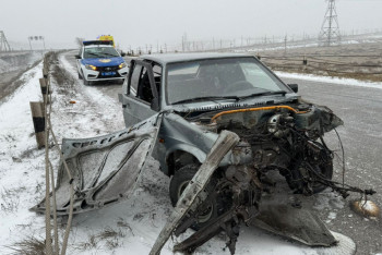 Фотография к новости: Легковушка врезалась в металлическую опору, погиб пассажир
