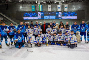 Фотография к новости: Десятилетние хоккеисты победили полицейских в Усть-Каменогорске