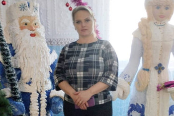 Фотография к новости: Деда Мороза и Снегурочку из монтажной пены изготовила жительница ВКО