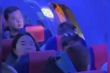 Фотография к новости: Какое наказание грозит пассажиру, открывшему аварийную дверь самолёта