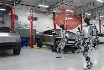 Фотография к новости: Использовал свои металлические когти: робот Tesla напал на заводчанина