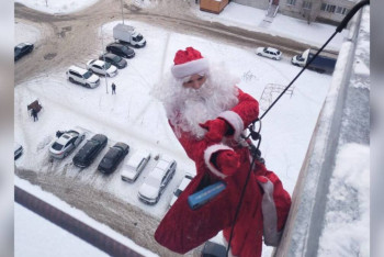 Фотография к новости: Осужденный альпинист в костюме Деда Мороза влезает в окна и поздравляет павлодарцев