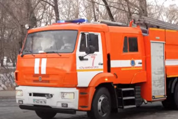 Фотография к новости: В Усть-Каменогорске Дед Мороз прокатил детей на пожарной машине