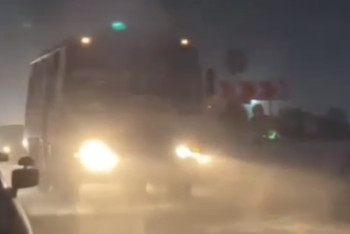 Фотография к новости: Полицейские в сильный буран спасают людей на дорогах Карагандинской области