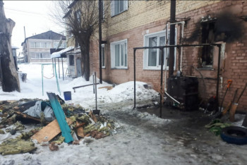 Фотография к новости: В СКО старший лейтенант юстиции вывел из горящего дома шестерых человек