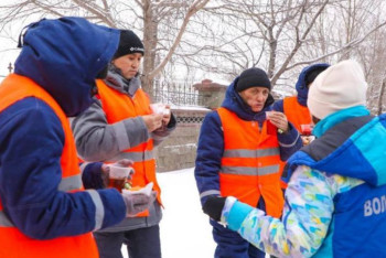 Фотография к новости: Баурсаками и чаем угощают коммунальщиков столичные волонтёры