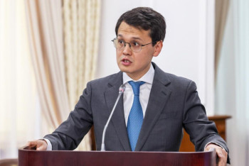 Фотография к новости: Багдат Мусин лично проверил качество интернета от Starlink в сельской школе