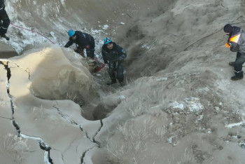 Фотография к новости: 132 спасателя ведут поиски коллег на территории "Майкаинзолото"