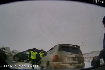 Фотография к новости: 100 км по закрытой трассе гнались полицейские за водителем в Карагандинской области