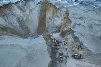 Фотография к новости: На месте трагедии на руднике "Майкаинзолото" работают 138 спасателей