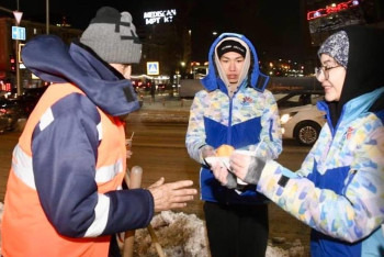 Фотография к новости: Марафон добрых дел: коммунальщиков угостили чаем и баурсаками в Астане