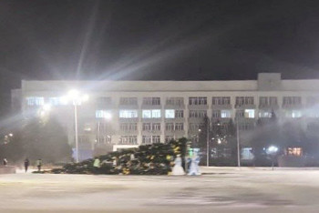 Фотография к новости: Штормовой ветер снёс новогоднюю ёлку в Семее