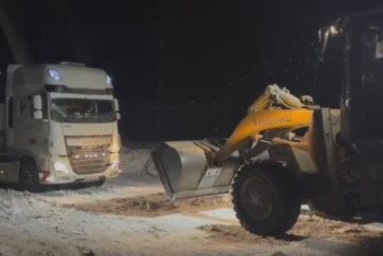 Фотография к новости: Провалившуюся в сугроб фуру жителя Грузии вызволила полиция ВКО