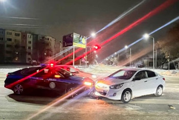 Фотография к новости: В Рудном таксист врезался в полицейское авто, спасая свою жизнь