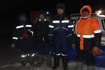 Фотография к новости: Троих рыбаков унесло на льдине на озере Балхаш