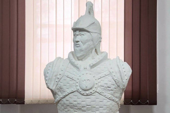 Фотография к новости: Казахстанский военнослужащий создал бюст легендарного Кабанбай батыра