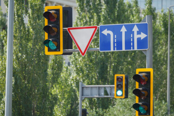 Фотография к новости: Уступи водителю на "зелёный": новую поправку не будет вводить МВД