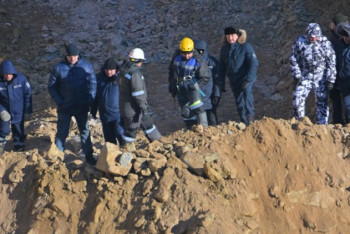 Фотография к новости: Вещи спасателей и часть кузова автобуса обнаружили на Майкаине