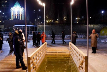 Фотография к новости: О мерах предосторожности во время крещенских купаний напомнили спасатели