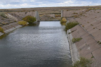 Фотография к новости: Сенатор предупредил о начавшемся разрушении плотины на канале Сатпаева в Павлодарской области