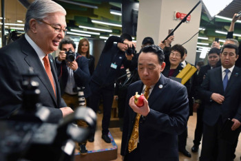 Фотография к новости: Токаев привёз в Италию яблоки сорта апорт