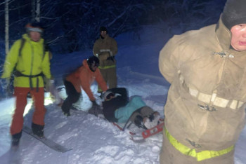 Фотография к новости: Сломавшую ногу россиянку пришлось спускать с горы спасателям в Риддере