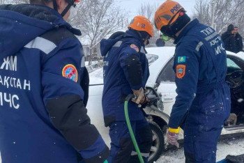 Фотография к новости: Три человека оказались зажатыми в автомобиле из-за ДТП в Алматинской области