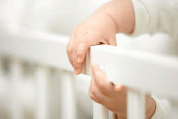 Фотография к новости: Пятимесячная девочка умерла в заваленной вещами кроватке