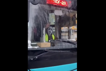 Фотография к новости: Водителя автобуса в маске "лицо призрака" уволили в Усть-Каменогорске