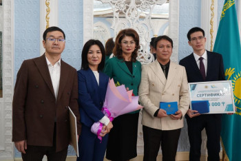 Фотография к новости: Молодым писателям и поэтам Казахстана вручили Президентскую литературную премию