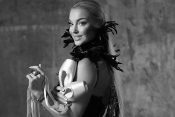 Фотография к новости: Ходила голой: Волочкову оштрафовали по жалобе солистки группы "Стрелки"