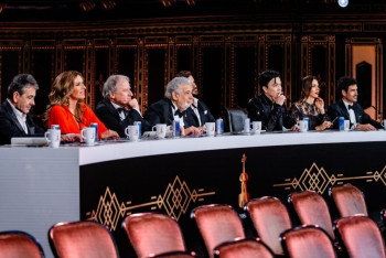 Фотография к новости: Димаш пригласил юного участника Virtuosos v4+ в Казахстан