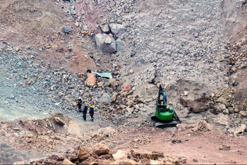 Фотография к новости: До колеса провалившегося автобуса добрались спасатели на "Майкаинзолото"