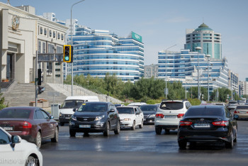 Фотография к новости: В Казахстане могут запретить мыть машины питьевой водой