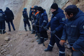 Фотография к новости: Обнаружено запасное колесо и другие фрагменты упавшего в пропасть автобуса на "Майкаинзолото"