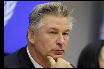 Фотография к новости: Алек Болдуин не признал себя виновным в непредумышленном убийстве на съемочной площадке