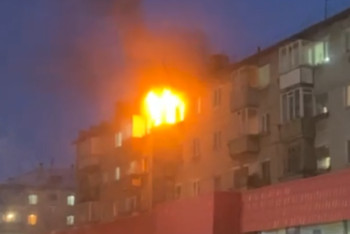 Фотография к новости: Бойцы СОБР вывели людей и вынесли газовый баллон из горящей квартиры в Семее