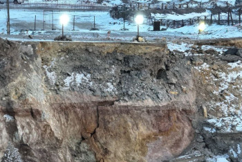 Фотография к новости: Автобус с людьми провалился под землю: поиски решили продолжить с помощью малого экскаватора