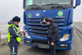 Фотография к новости: Большегруз выехал на встречку и чуть не стал причиной массового ДТП в Атырауской области