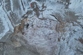 Фотография к новости: Автобус с людьми провалился под землю: поисковые работы временно приостановлены