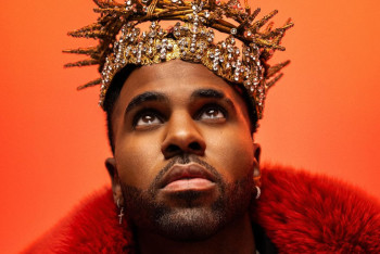 Фотография к новости: Певцу Джейсону Деруло в Алматы подарили чапан