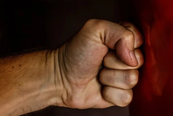 Фотография к новости: В Минпросвещения прокомментировали нападение мужчины на детей в подъезде в Астане