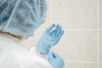 Фотография к новости: О состоянии привитых просроченной вакциной детей рассказали врачи в Павлодаре