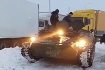 Фотография к новости: Буран в Актюбинской области: полицейские спасают водителей на дорогах